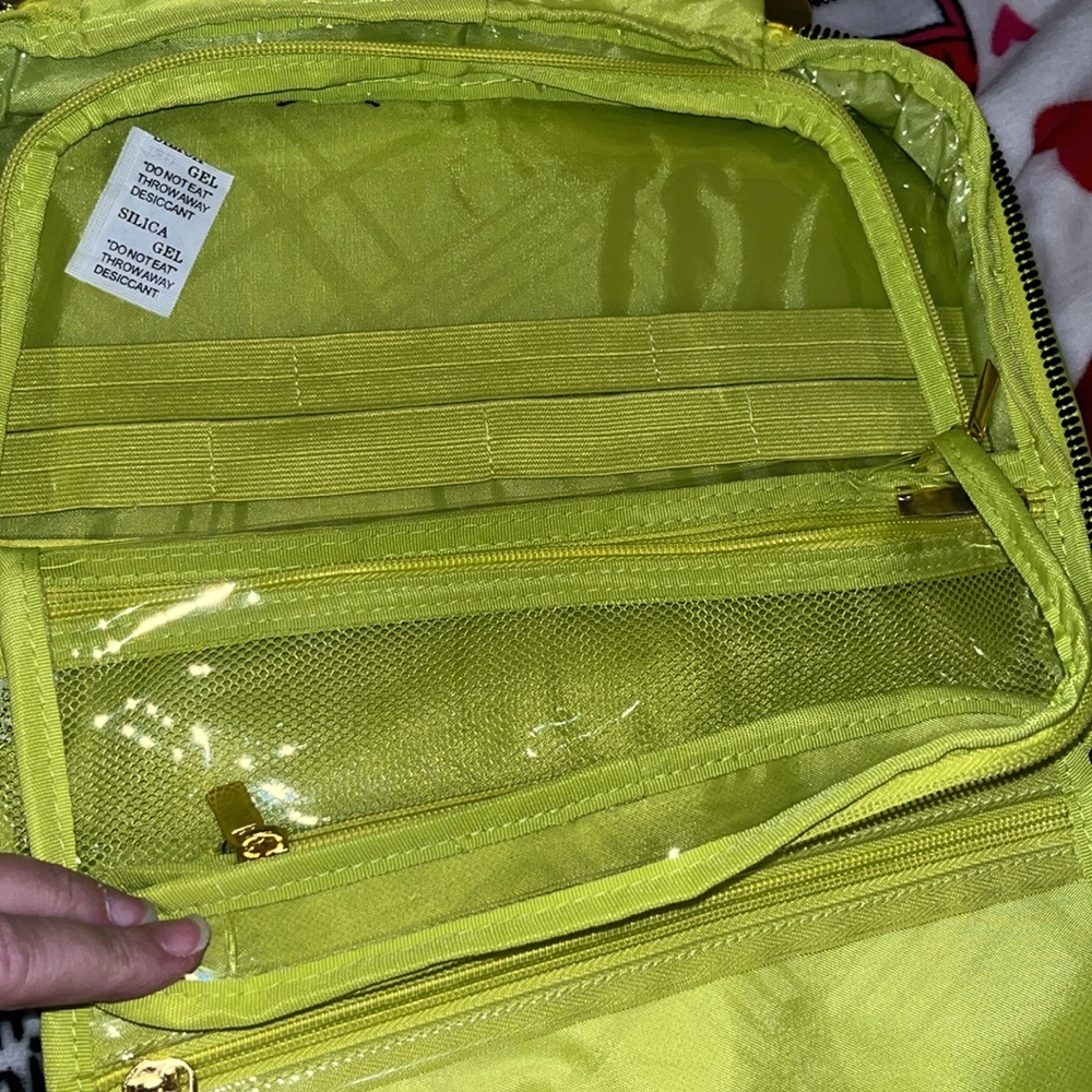 For your traveling needs great toiletry bag plenty of room! Vibrant color, green - Picture 6 of 14